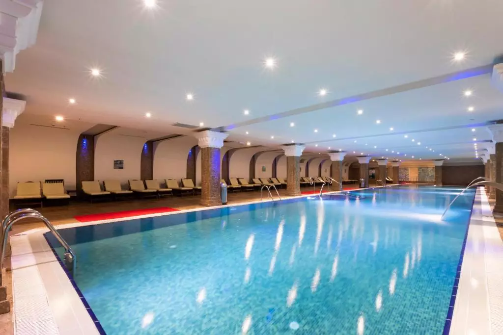 استخر سربسته هتل اورنج کانتی کمر آنتالیا